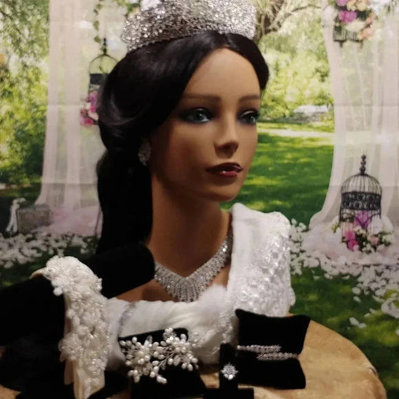 7pc. Unique One-Of-A-Kind Flower Tiara Bridal Set - Picture 1 of 13